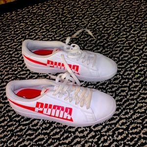 Pumas white and red size 5 big kids